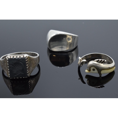 319 - A collection of silver rings of varying styles (5). 26.5 grams.