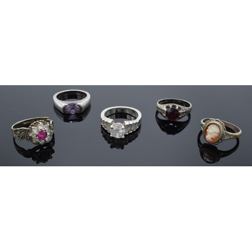 320 - A collection of silver rings of varying styles (5). 17.5 grams.