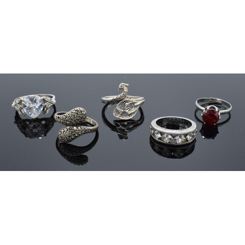 321 - A collection of silver rings of varying styles (4 silver and 1 metal). 14.6 grams excluding metal ex... 