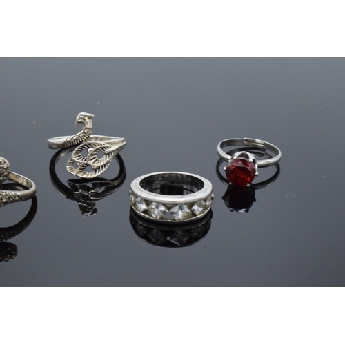 321 - A collection of silver rings of varying styles (4 silver and 1 metal). 14.6 grams excluding metal ex... 