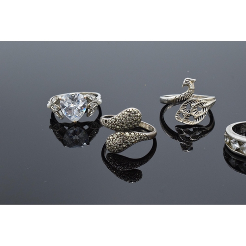 321 - A collection of silver rings of varying styles (4 silver and 1 metal). 14.6 grams excluding metal ex... 