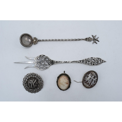 364 - A collection of foreign silver items (lower grade) to include a spoon, long handled bread fork and 3... 