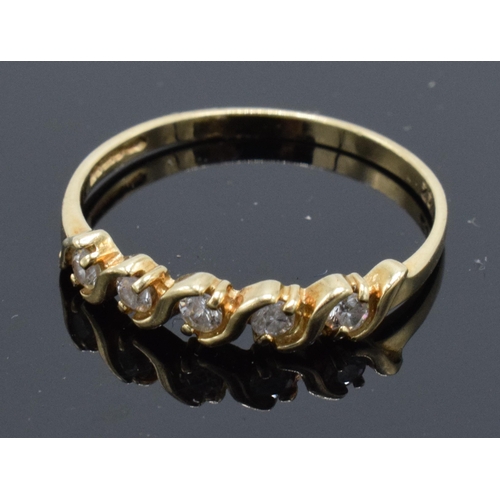 399 - 9ct gold ladies ring with 5 stone ring (CZs). 1.3 grams. Size P.