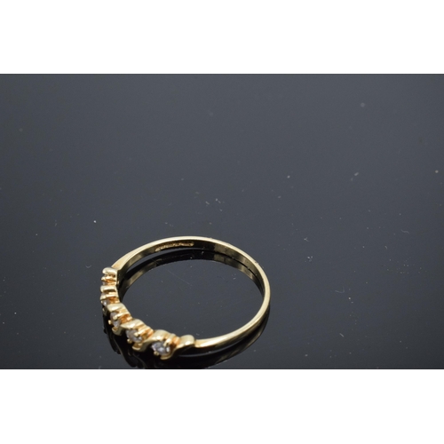 399 - 9ct gold ladies ring with 5 stone ring (CZs). 1.3 grams. Size P.