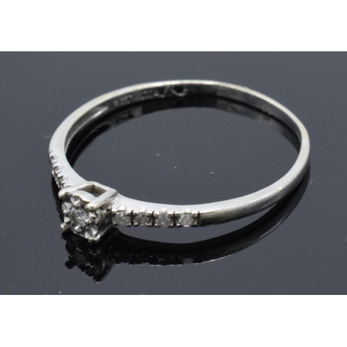 400 - 9ct white gold ladies ring set with illusion set diamonds. 1.2 grams. Size V.