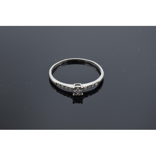 400 - 9ct white gold ladies ring set with illusion set diamonds. 1.2 grams. Size V.