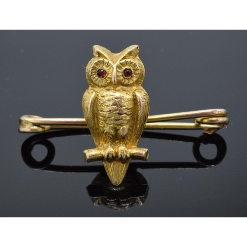 404 - 15ct gold pin brooch in the form of an owl on branch set with glass eyes on gold brooch. 2.8 grams. ... 