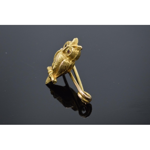 404 - 15ct gold pin brooch in the form of an owl on branch set with glass eyes on gold brooch. 2.8 grams. ... 