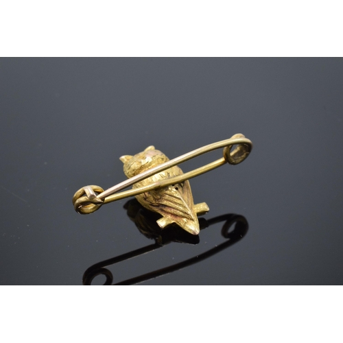 404 - 15ct gold pin brooch in the form of an owl on branch set with glass eyes on gold brooch. 2.8 grams. ... 