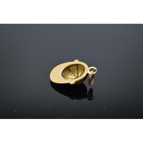 413 - 18ct gold and enamel jockey's cap charm. 1.5 grams. 17mm long.