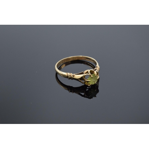 418 - 9ct gold ladies ring set with green stone, 1.8 grams, size Q.