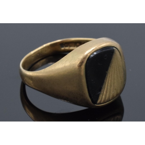 425 - 9ct gold gentleman's signet ring set with onyx face. 5.4 grams. Size W.