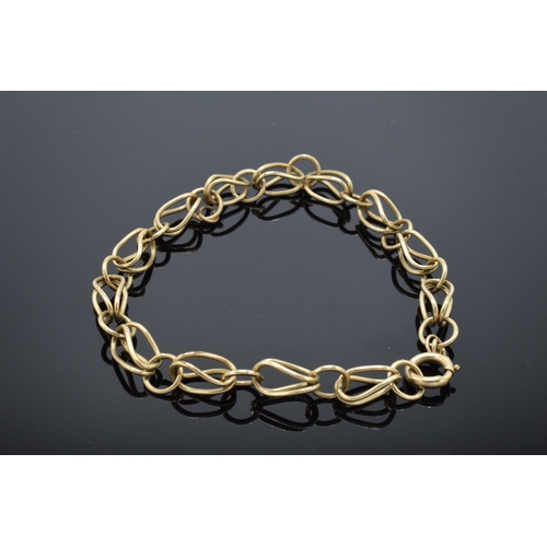 431 - 9ct gold ladies bracelet with folded links. 8.0 grams. Total length approx 20cm.