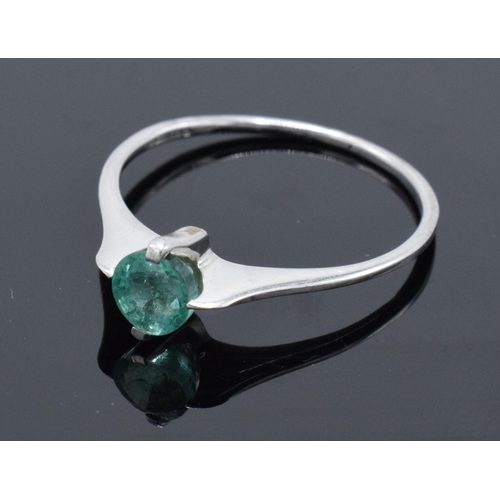 437 - 9ct white gold ring set with with green stone. 1.1 grams. Size O.