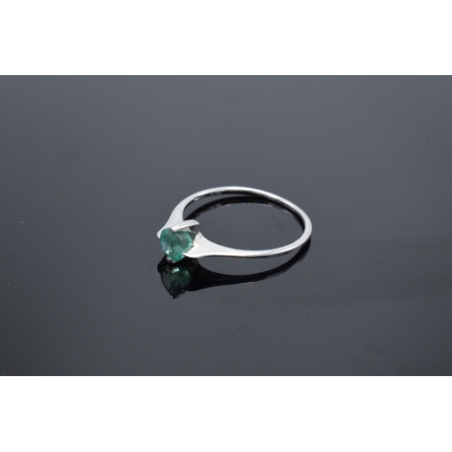 437 - 9ct white gold ring set with with green stone. 1.1 grams. Size O.