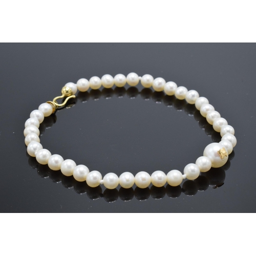 450 - 18ct gold clasp on pearl bracelet, 19.5cm long.