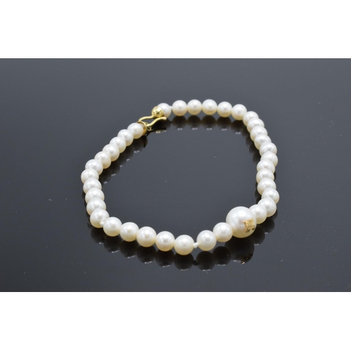 450 - 18ct gold clasp on pearl bracelet, 19.5cm long.