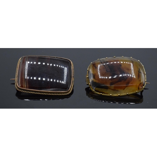 465 - Two hardstone agate type brooches, largest measuring 34 mm wide excl. pin, set in 9ct gold, not hall... 