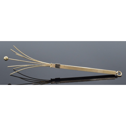 465A - 9ct gold mechanical cocktail stirrer with engineered decoration, 6.5 grams gross weight.