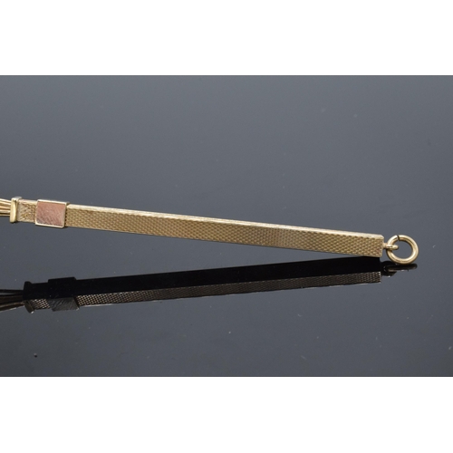 465A - 9ct gold mechanical cocktail stirrer with engineered decoration, 6.5 grams gross weight.