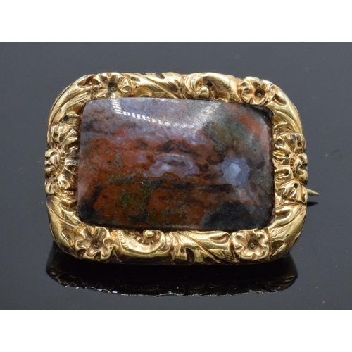 467 - Gold mounted agate brooch, not hallmarked but tested as 9ct or better.  Weight 5.6g, 22mm wide.