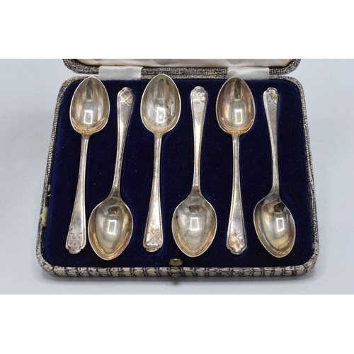 375A - A cased set of 6 silver tea spoons with golfing decoration. Sheffield 1932. 82.2 grams.