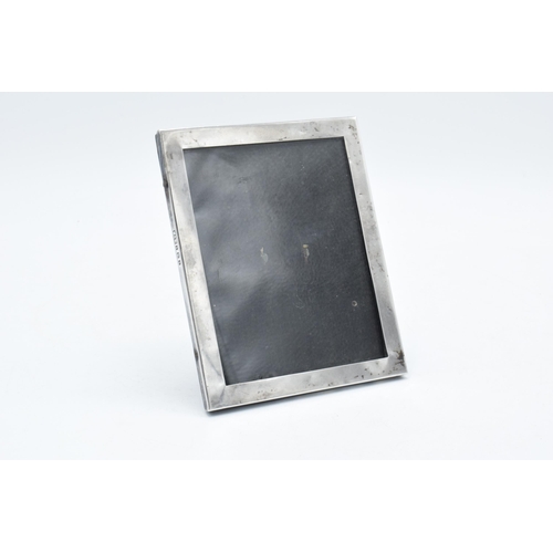 375B - A rectangular silver photo easel-back frame, Birmingham 1923. 13 x 10cm.