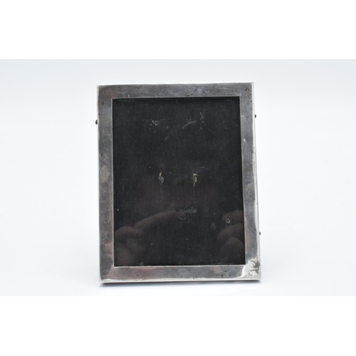 375B - A rectangular silver photo easel-back frame, Birmingham 1923. 13 x 10cm.