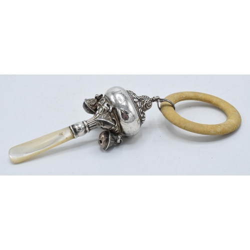 390A - Silver children's rattle and teething ring, London 1909.