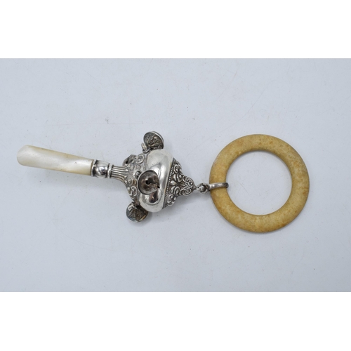 390A - Silver children's rattle and teething ring, London 1909.