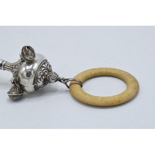 390A - Silver children's rattle and teething ring, London 1909.