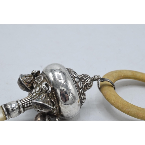 390A - Silver children's rattle and teething ring, London 1909.