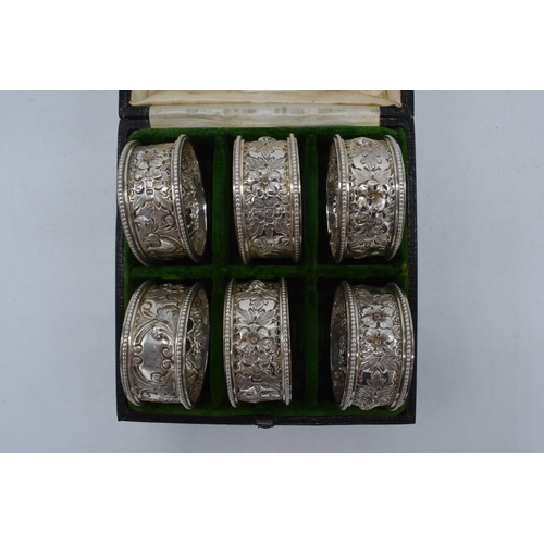 390B - A cased set of 6 silver napkin rings, Sheffield 1903. 177.9 grams.