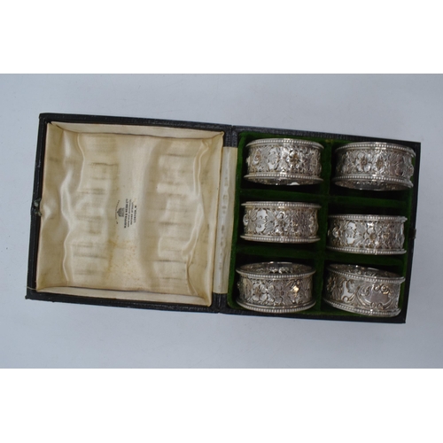 390B - A cased set of 6 silver napkin rings, Sheffield 1903. 177.9 grams.