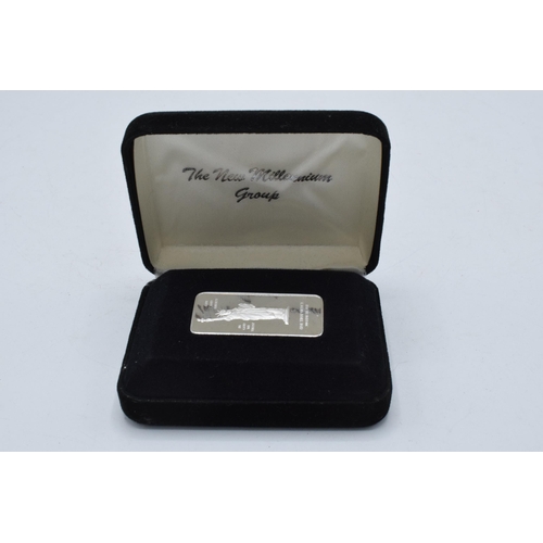 390C - A cased millennium silver ingot (999 fine silver), 31.1 grams, with certificate. The New Millennium ... 