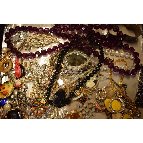 505 - A collection of costume jewellery of varying ages and styles (Qty).