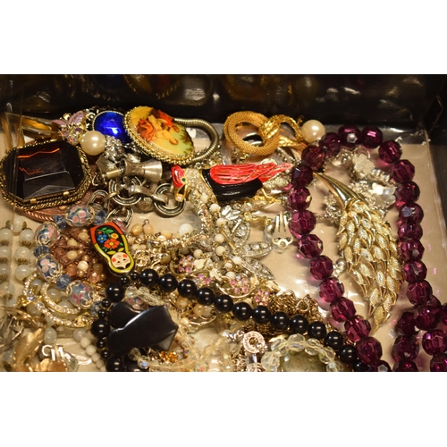 505 - A collection of costume jewellery of varying ages and styles (Qty).