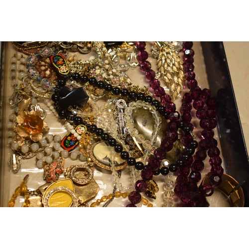 505 - A collection of costume jewellery of varying ages and styles (Qty).