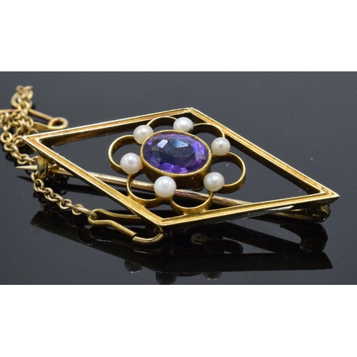 509 - Edwardian 15ct gold amethyst and pearl set lozenge brooch with safety chain, 3.6 grams. 38mm wide.