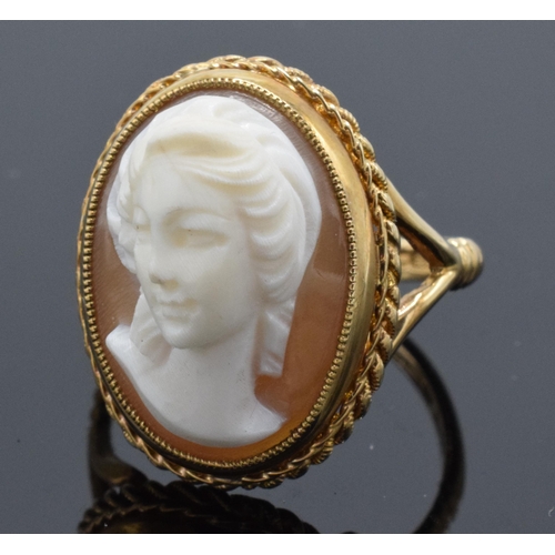 516 - 9ct gold cameo ring, 5.6 grams. Size N/O.