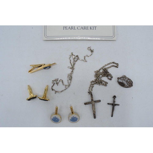 203 - A collection of jewellery and similar items to include a silver crucifix on chain, a similar silver ... 