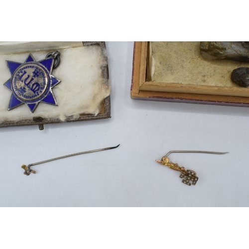 205 - A collection of items to include a 9ct gold sweetheart brooch with base metal pin, a similar stickpi... 