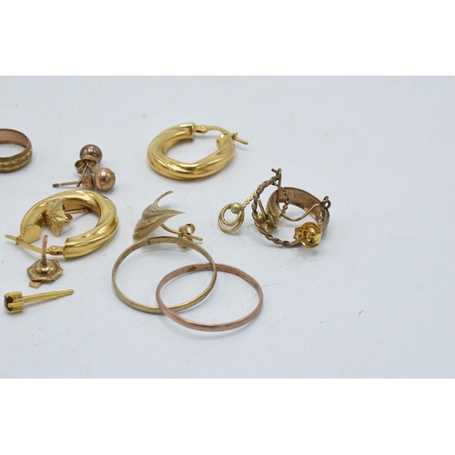 223 - A collection of 9ct gold and gold coloured metal (all testing as 9ct or higher) jewellery to mainly ... 