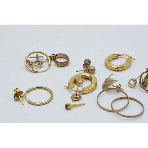 223 - A collection of 9ct gold and gold coloured metal (all testing as 9ct or higher) jewellery to mainly ... 