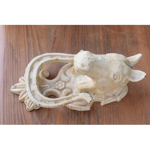 282 - A vintage 20th century painted white cast metal door knocker in the form of a horse's head, 18cm tal... 