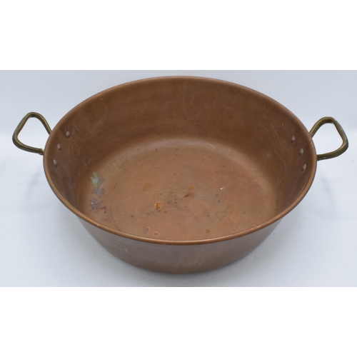 298 - An early 20th century copper and brass pan, 47cm wide.