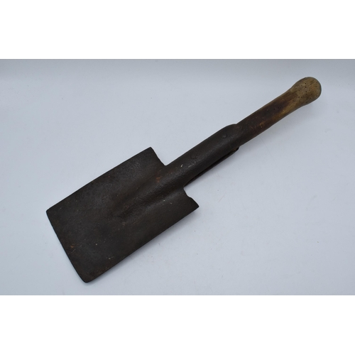 300 - An early to mid 20th century wooden and metal trench spade / shovel, 45cm long.