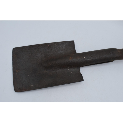 300 - An early to mid 20th century wooden and metal trench spade / shovel, 45cm long.