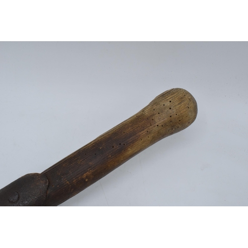 300 - An early to mid 20th century wooden and metal trench spade / shovel, 45cm long.