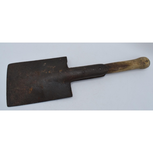 300 - An early to mid 20th century wooden and metal trench spade / shovel, 45cm long.